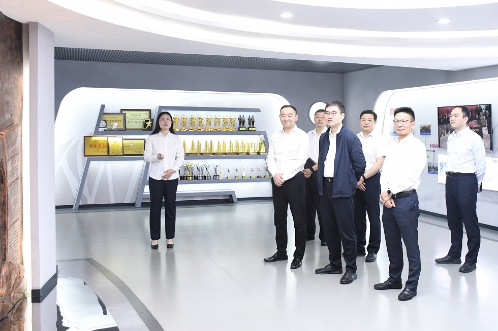 1-朱可炳参观中冶钢构企业展厅