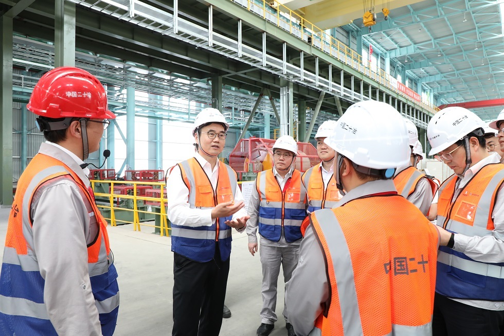 3-朱可炳与中国二十冶超高等级取向硅钢项目建设人员进行交流