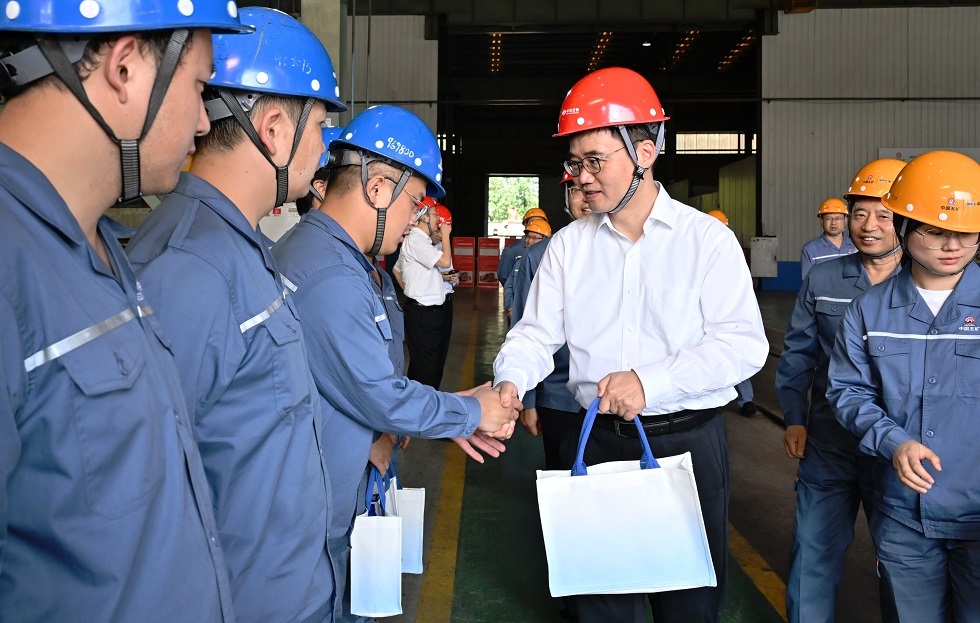 4-朱可炳看望慰问中冶宝钢装备制造产业园一线员工