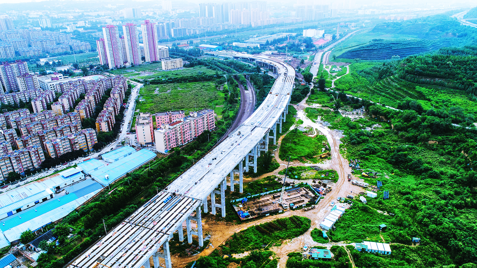 8-中国十七冶承建的三门峡崤函大道项目青龙涧桥全线贯通