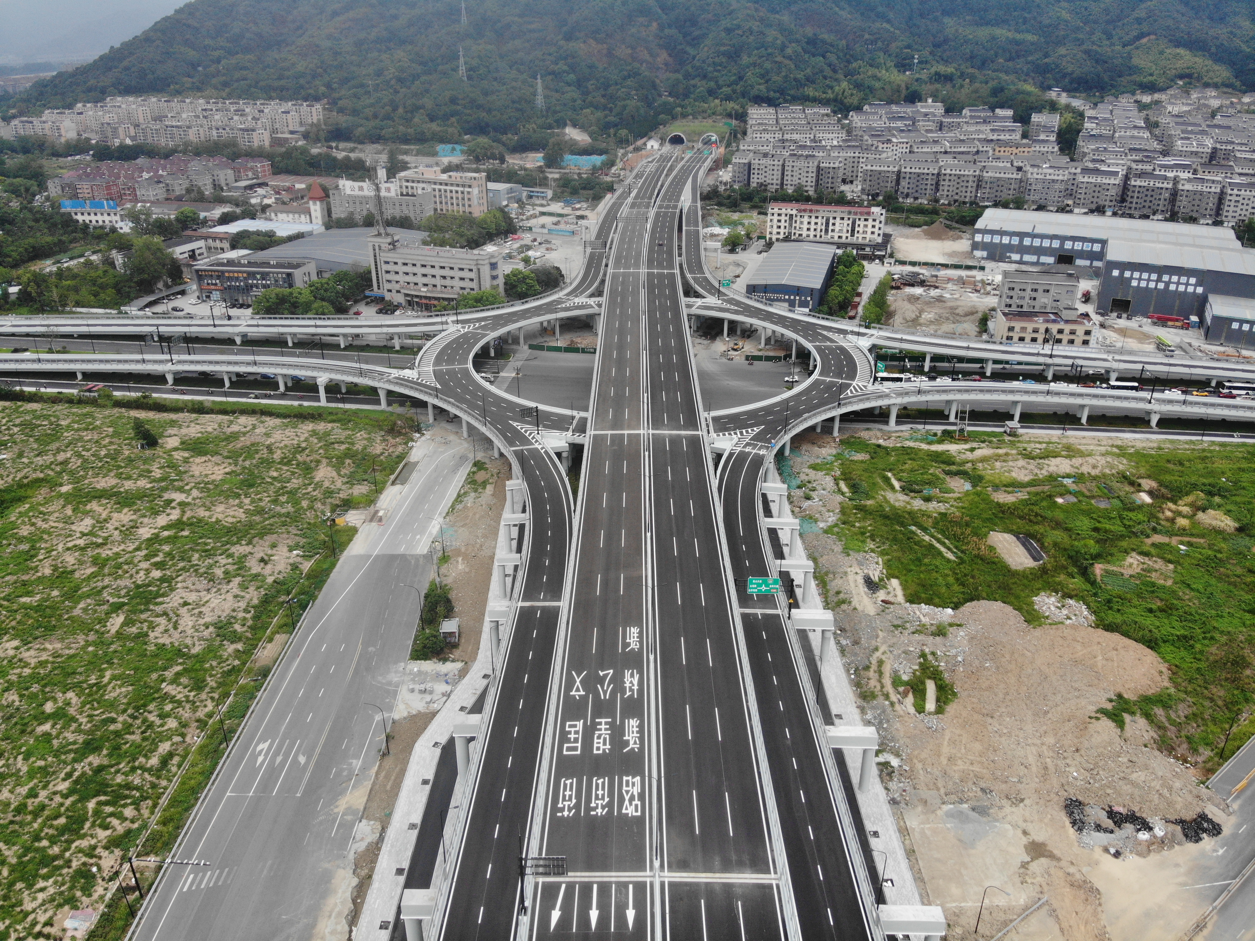 9-上海宝冶富阳320国道至富阳大桥连接线鹿山(大盘山)隧道工程 “城市近郊特大断面山岭隧道建造关键技术”荣获优秀发明金奖