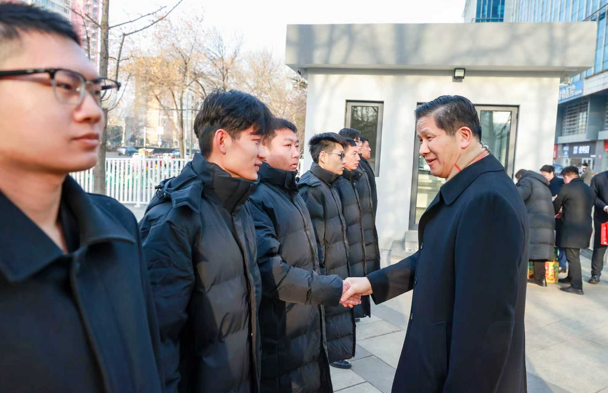 1-陈建光慰问中冶大厦门岗人员