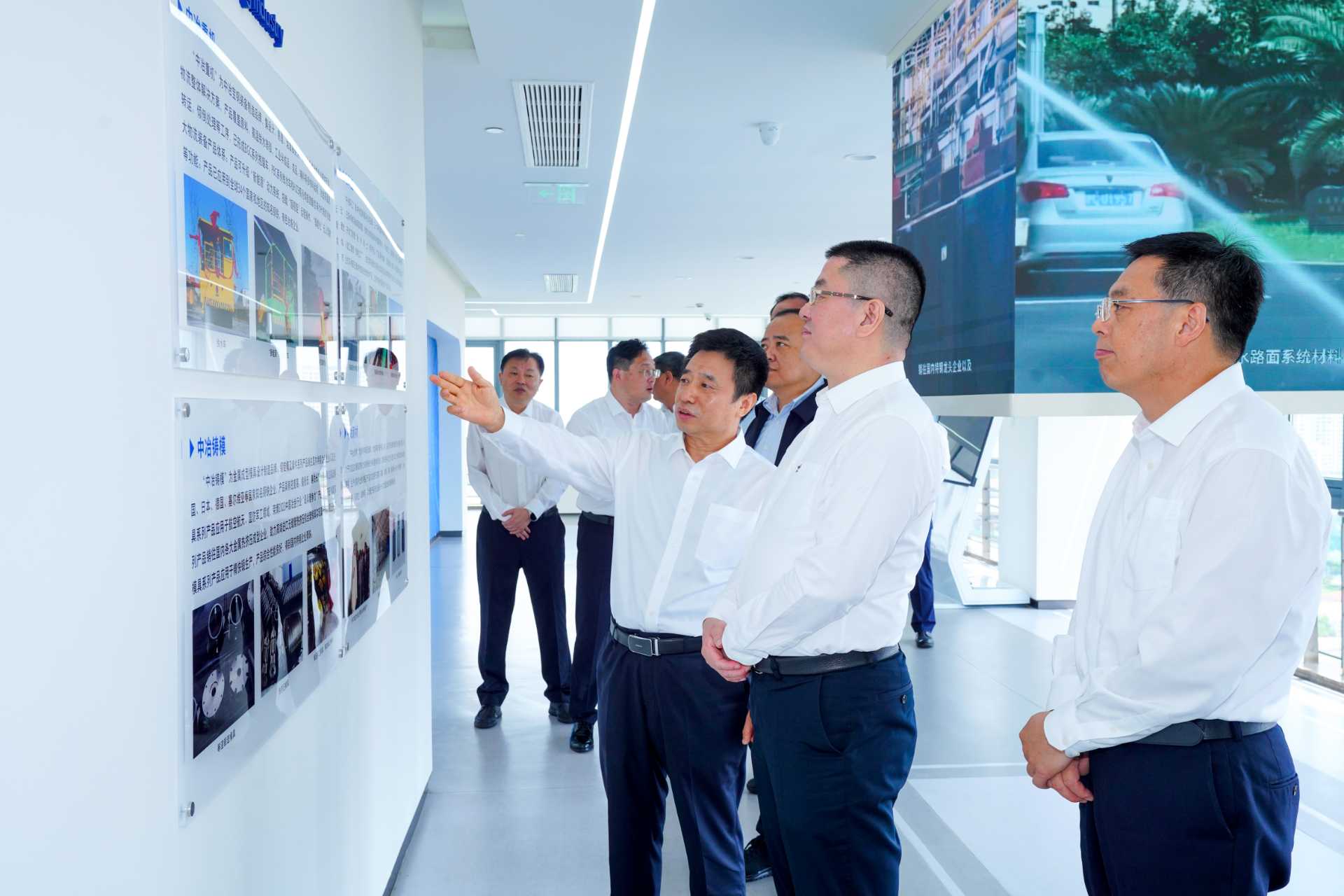 参观中冶宝钢技术冶金矿山运营服务展示馆