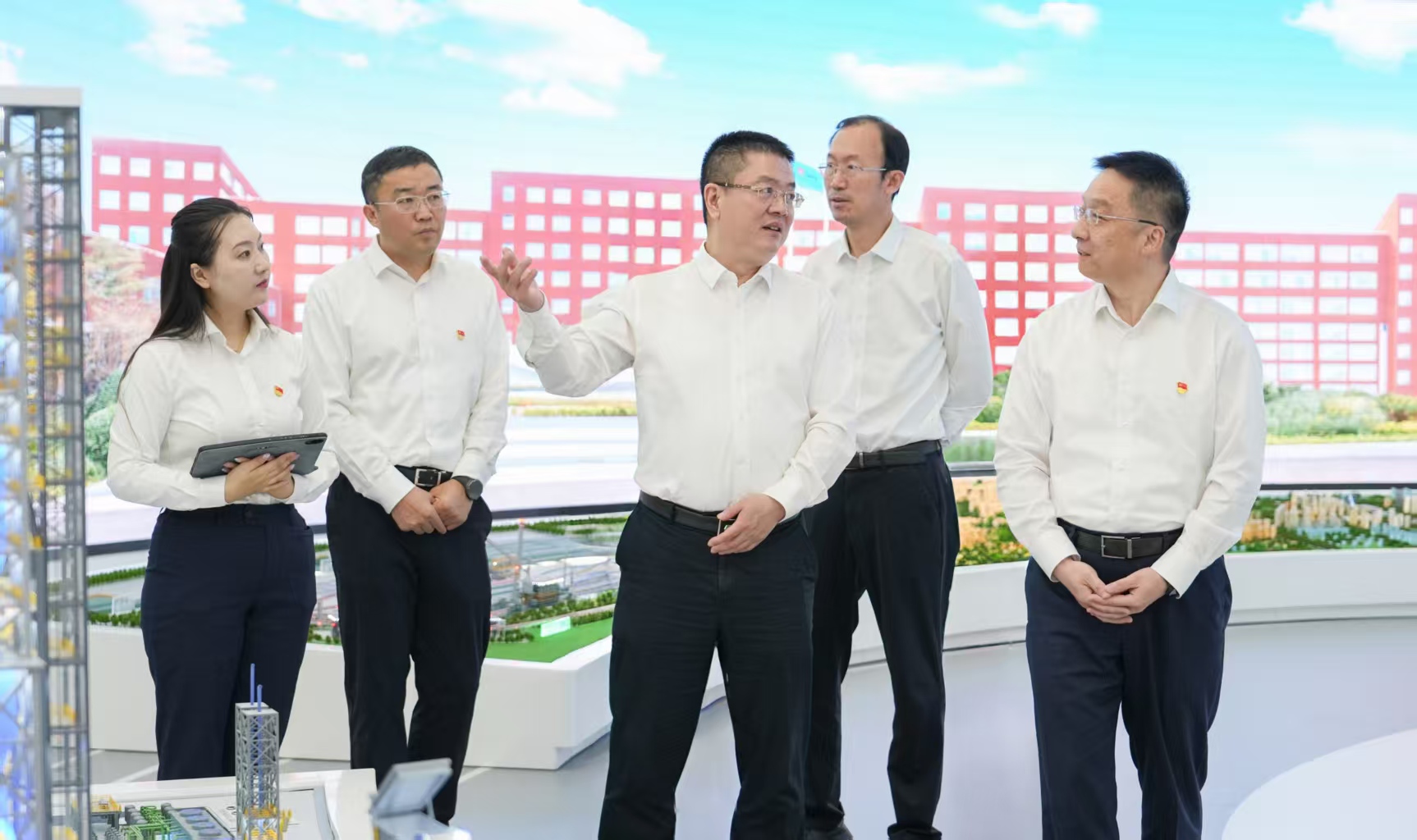 李仲泽参观中冶京诚企业展厅