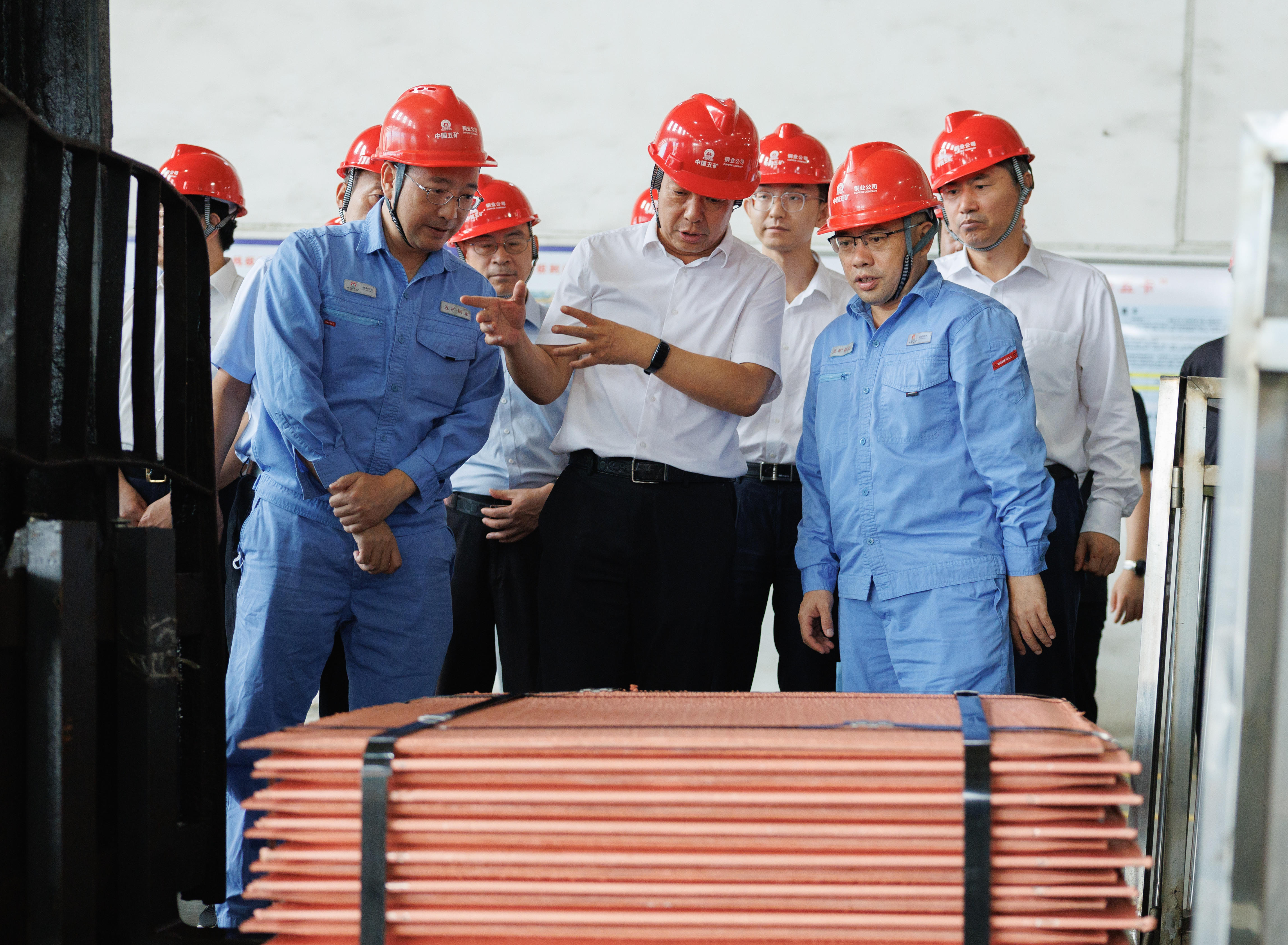 陈得信在铜业公司电解厂查看刚刚下线的产品阴极铜