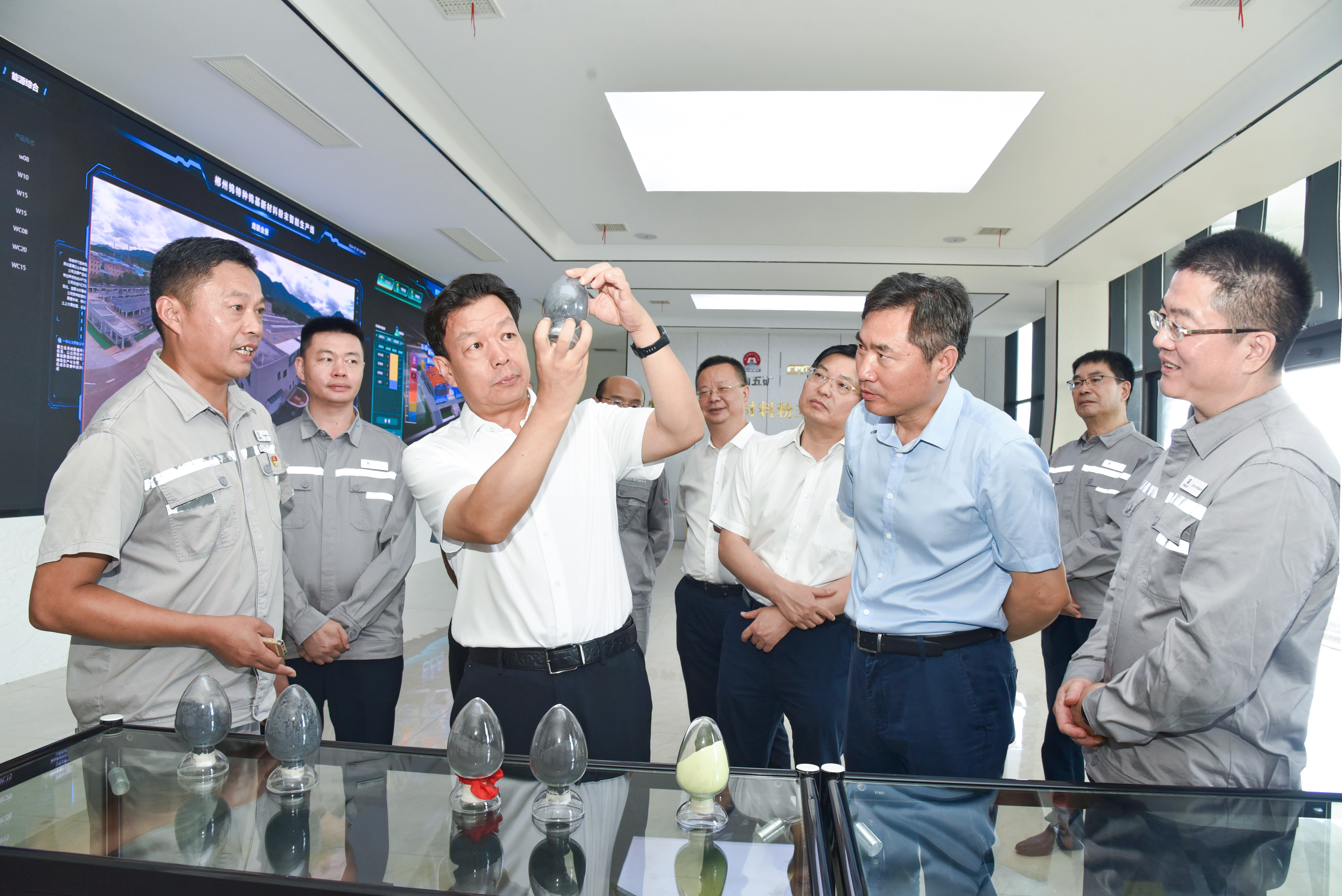 2 陈得信查看郴州钨公司相关产品