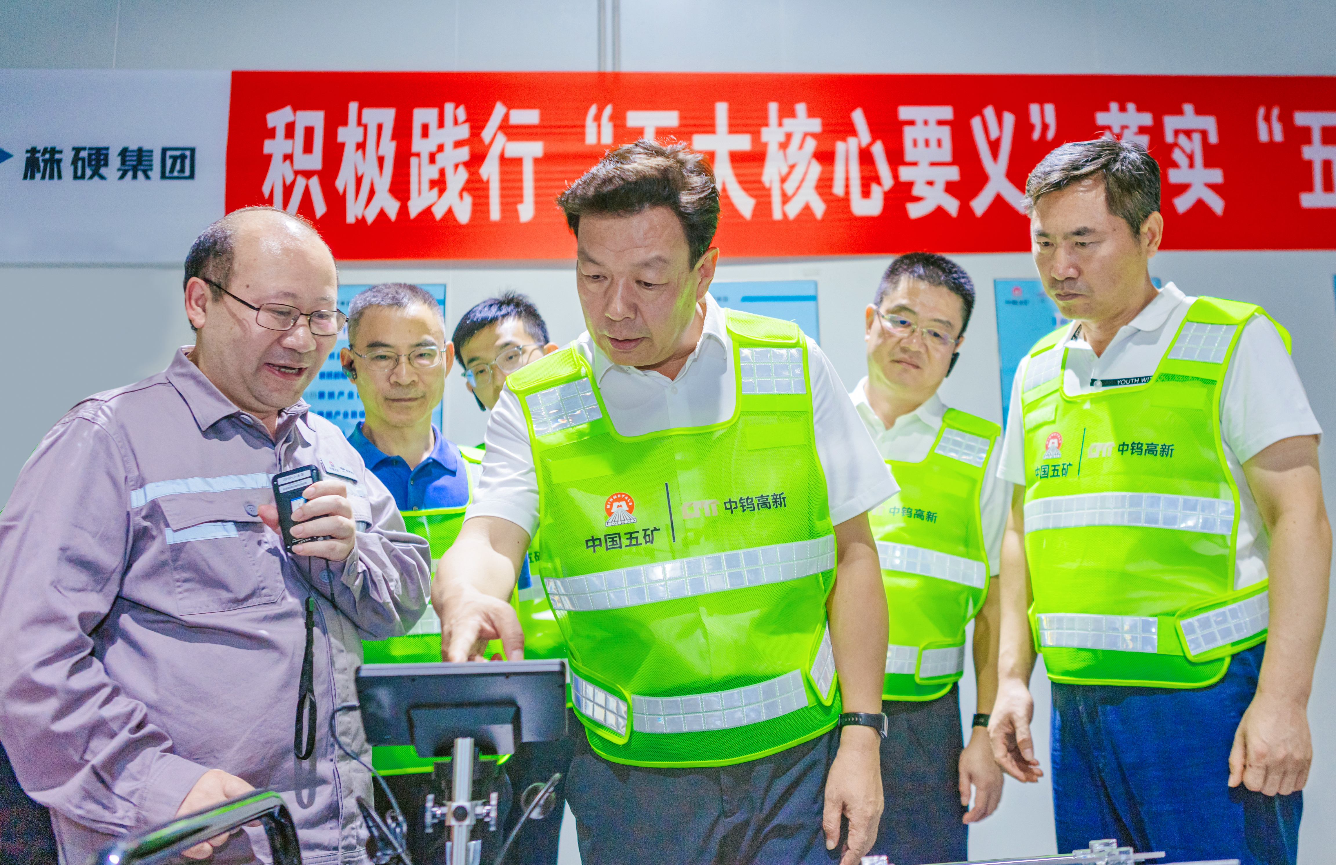 3 陈得信在株硬型材分公司了解极小径钻针等产品