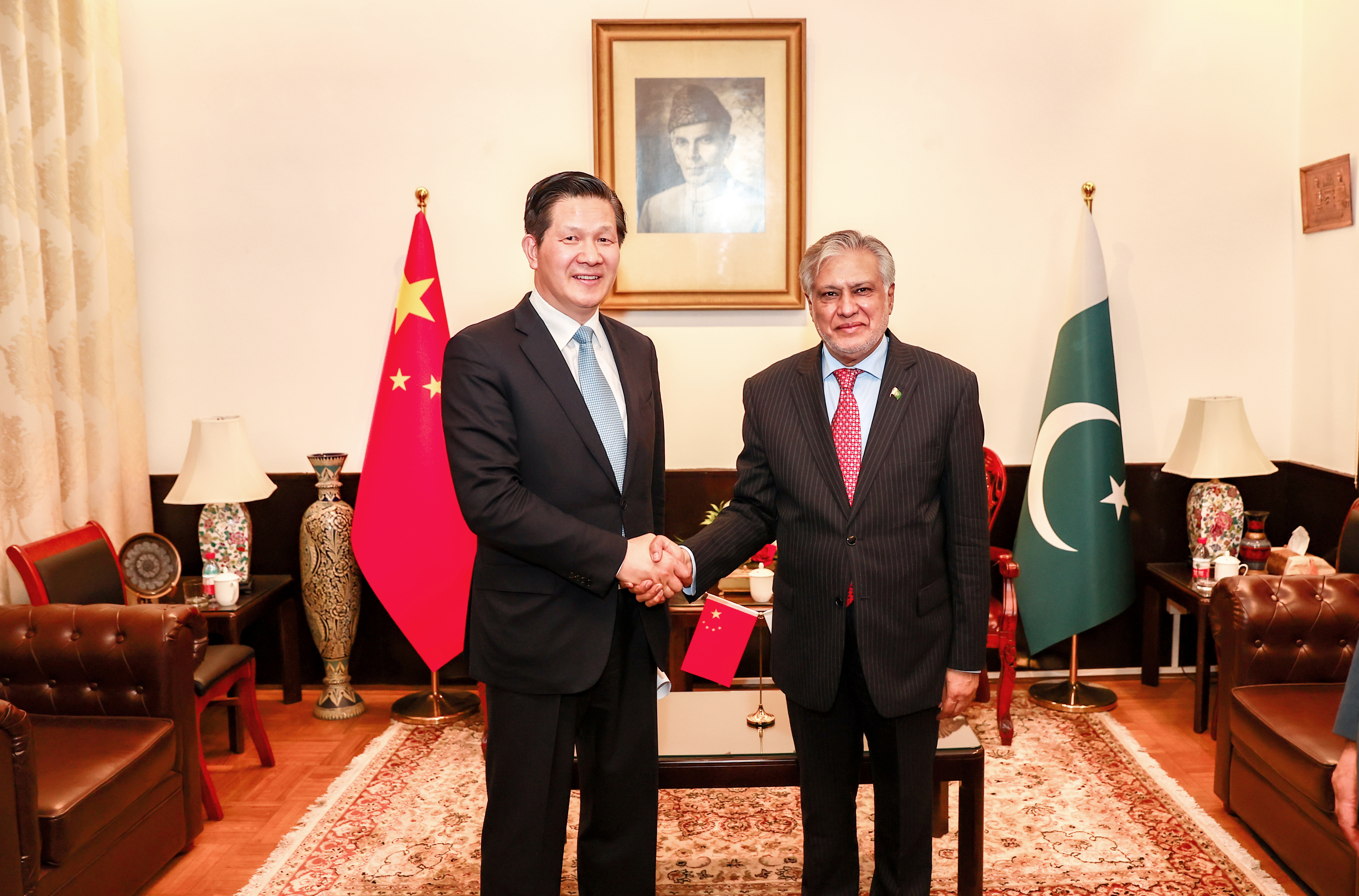 双方领导亲切握手