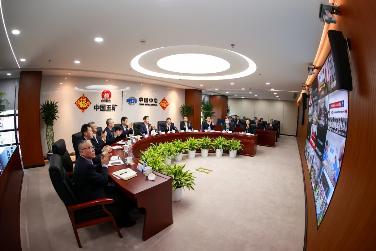 视频连线慰问海外干部员工现场 (2)