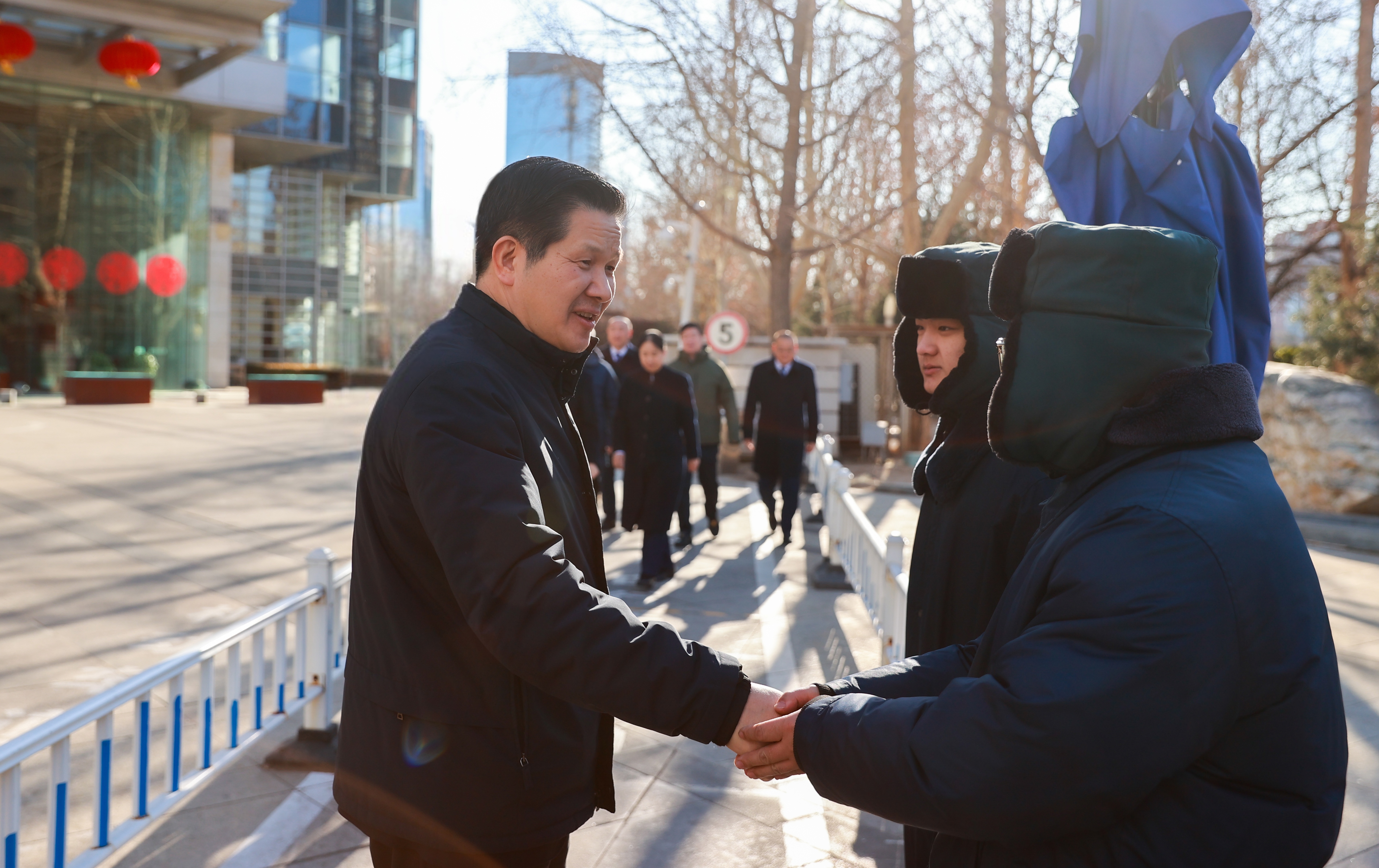 陈建光慰问中冶物业人员 (2)