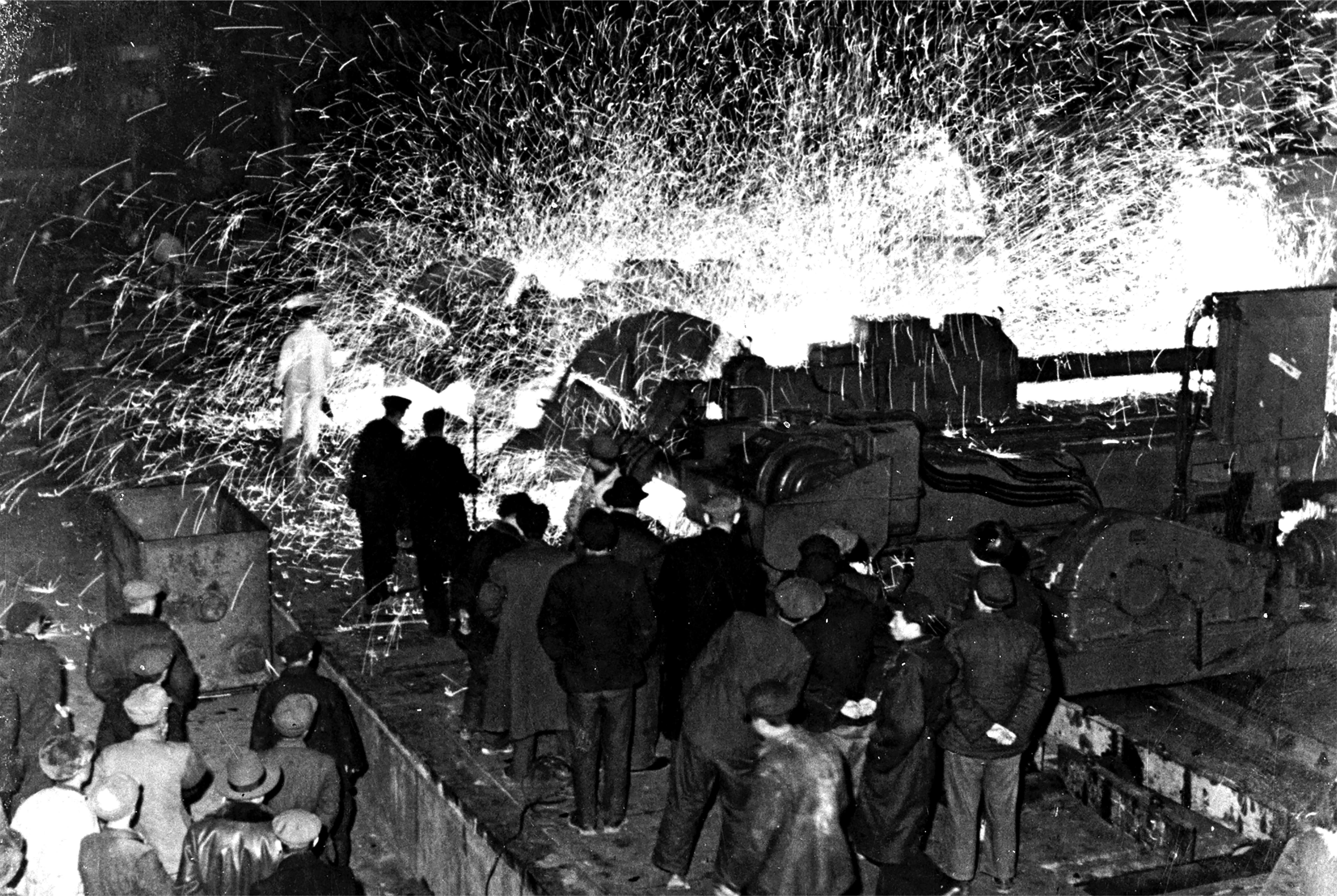 2-1953年11月30日,鞍钢大型轧钢厂竣工投产。