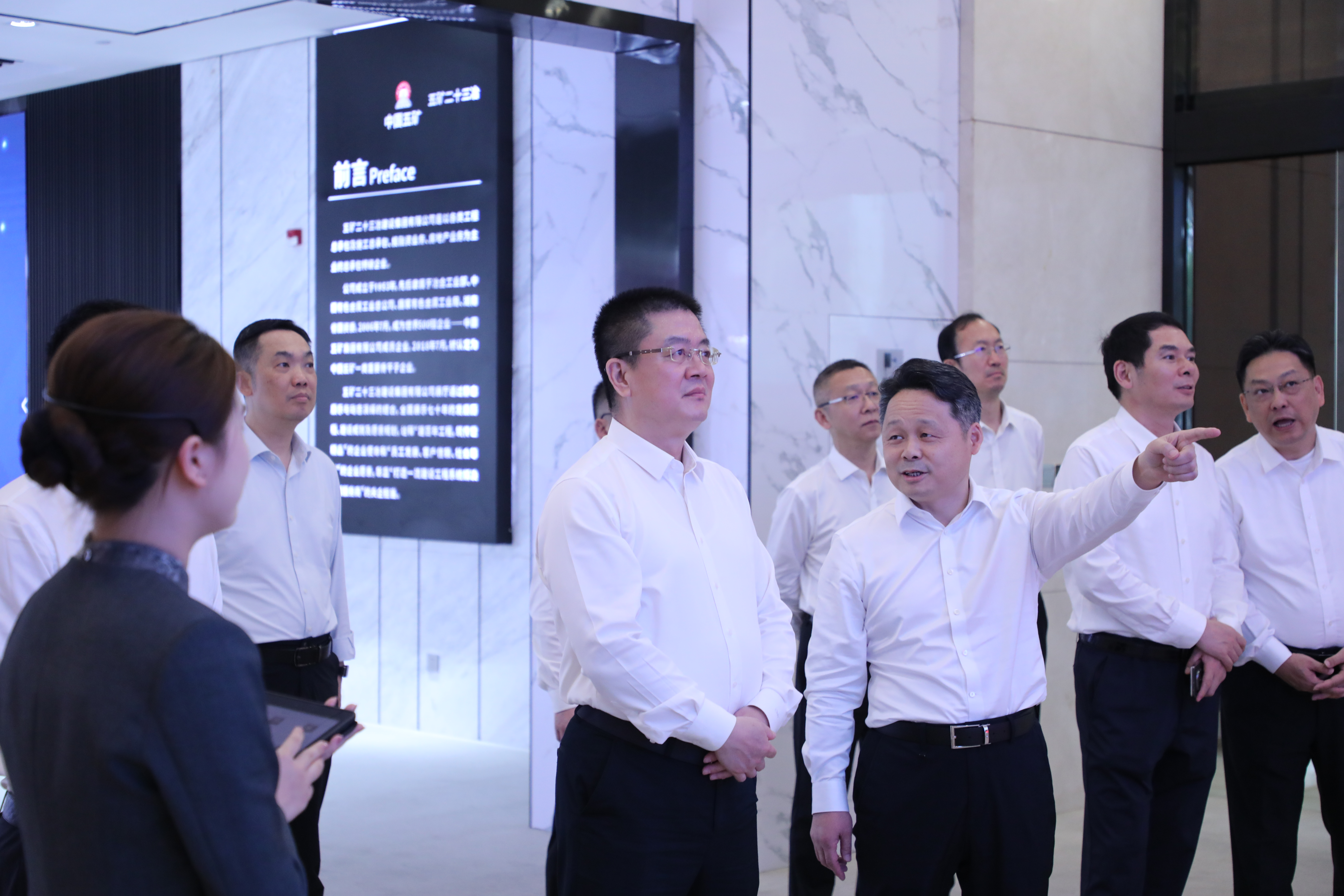 李仲泽参观五矿二十三冶企业展厅