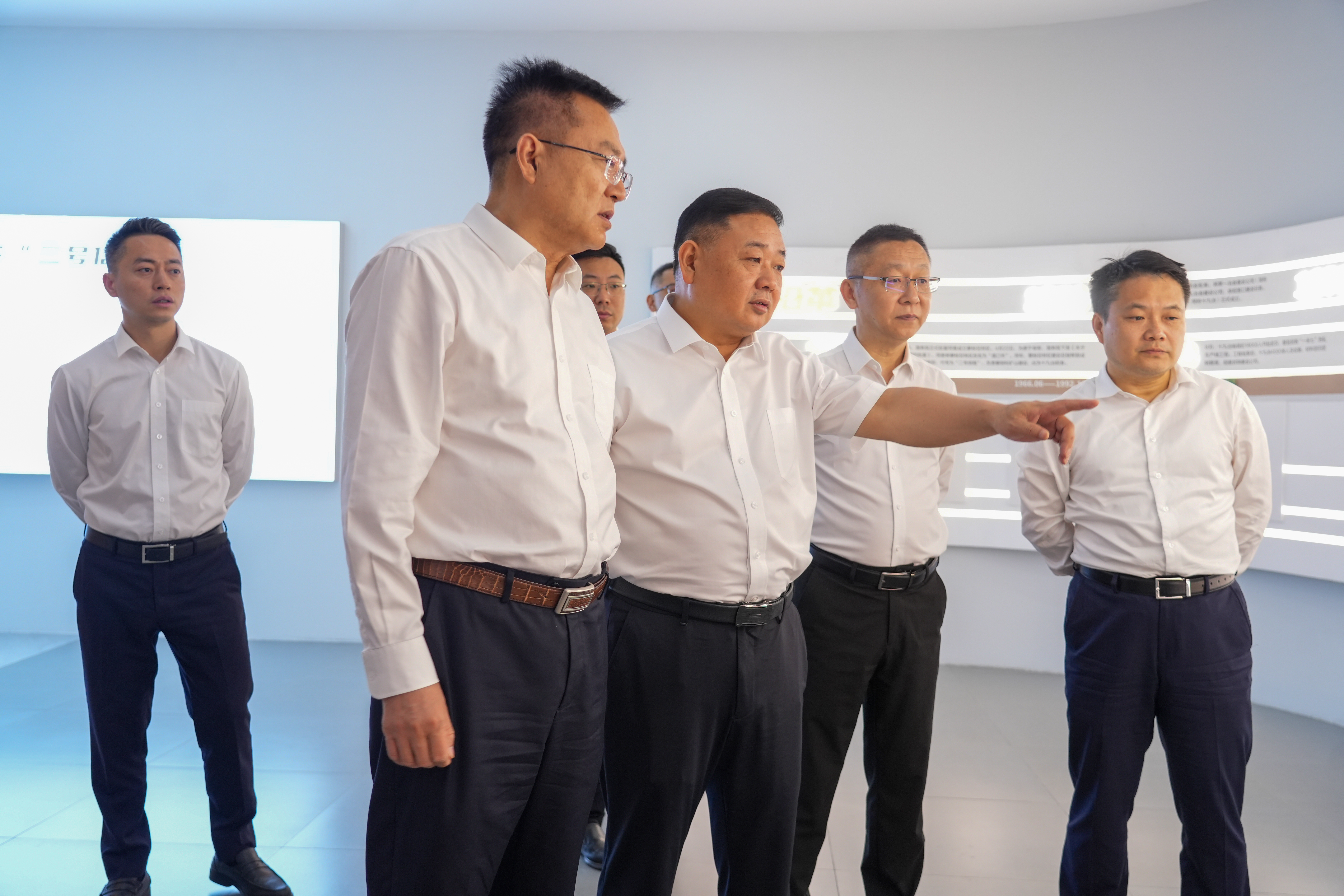 陈阳参观中国十九冶展示厅
