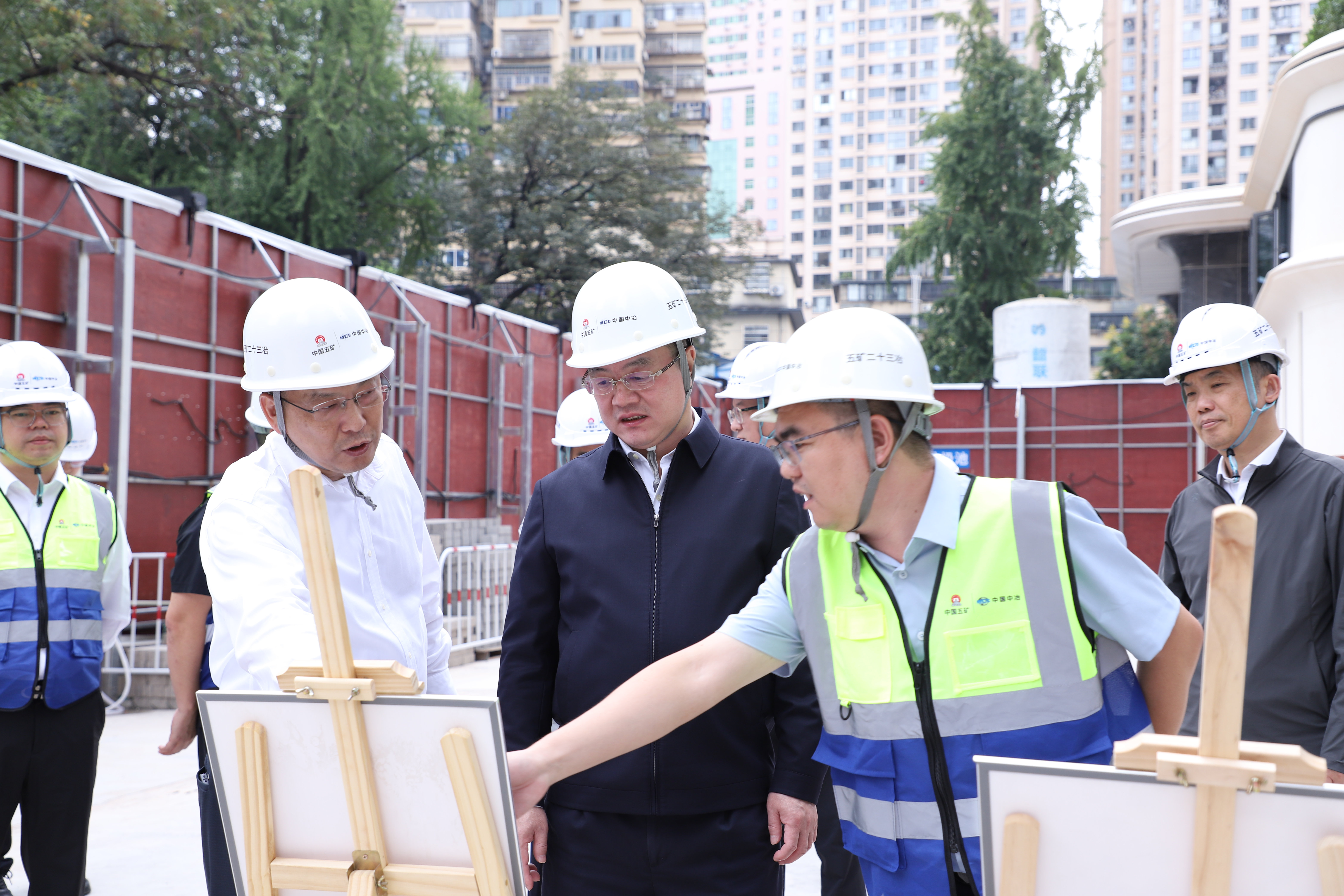 3-李仲泽深入五矿二十三冶长沙黄土塘项目施工一线开展安全生产带班检查
